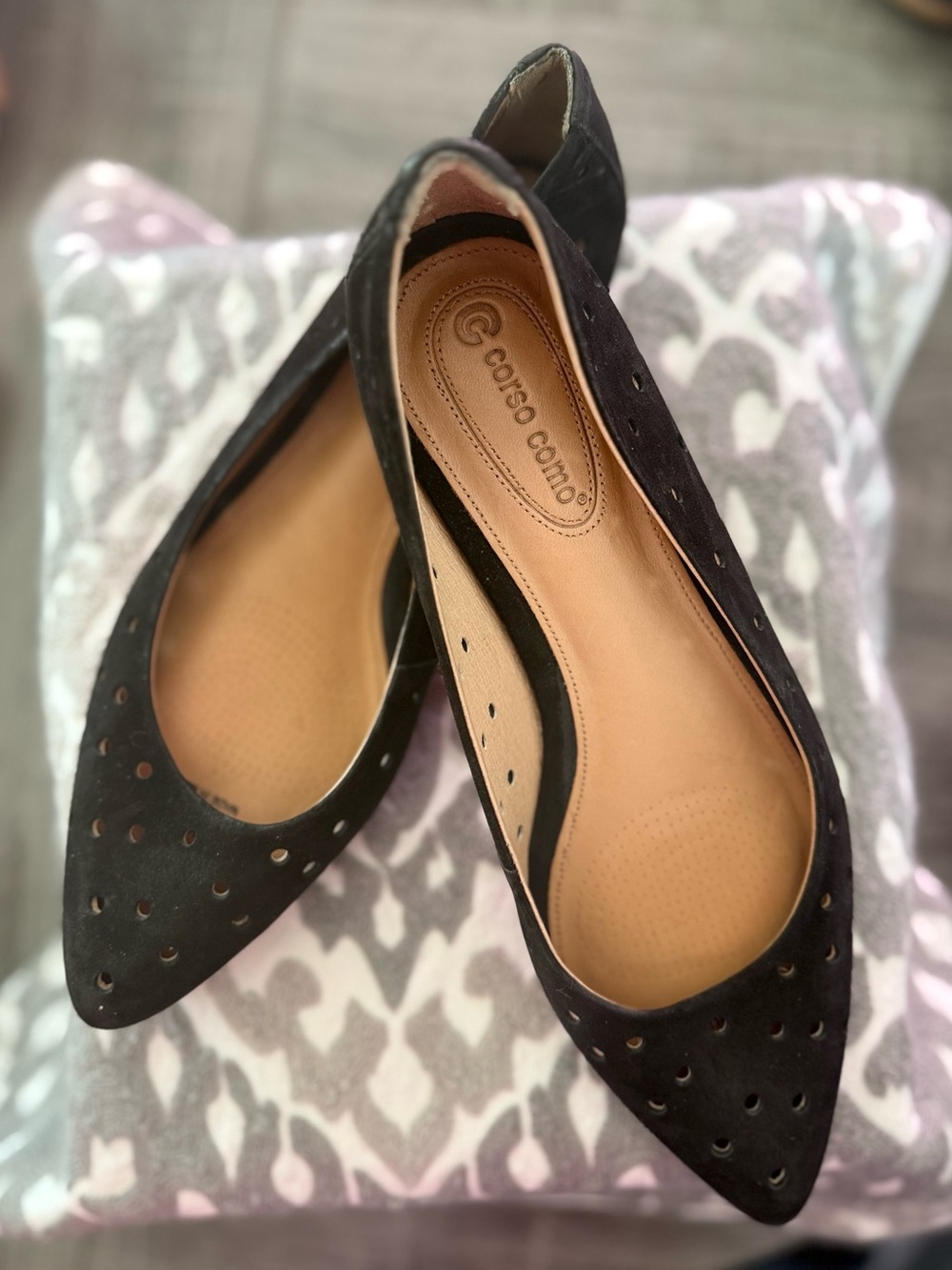 8.5 M Corso Como Gabrielle Black Pointed Toe Perforated Leather/Suede Flats